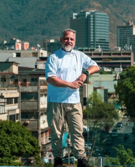 Comer en una terraza de hotel de alta rotación