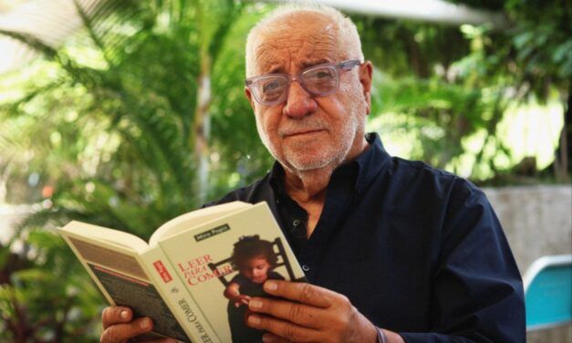 Miro, ahora nos pone a leer para comer