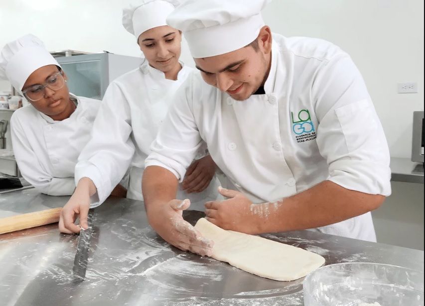 Via Appia becará a un estudiante de la Certificación de Cocina en LAGA